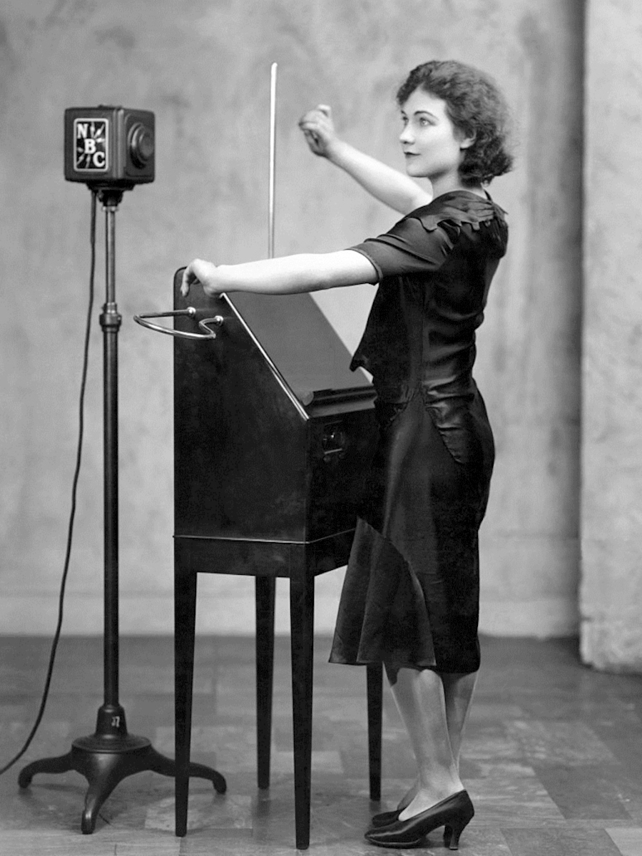 Clara Rockmore: Theremin Witch