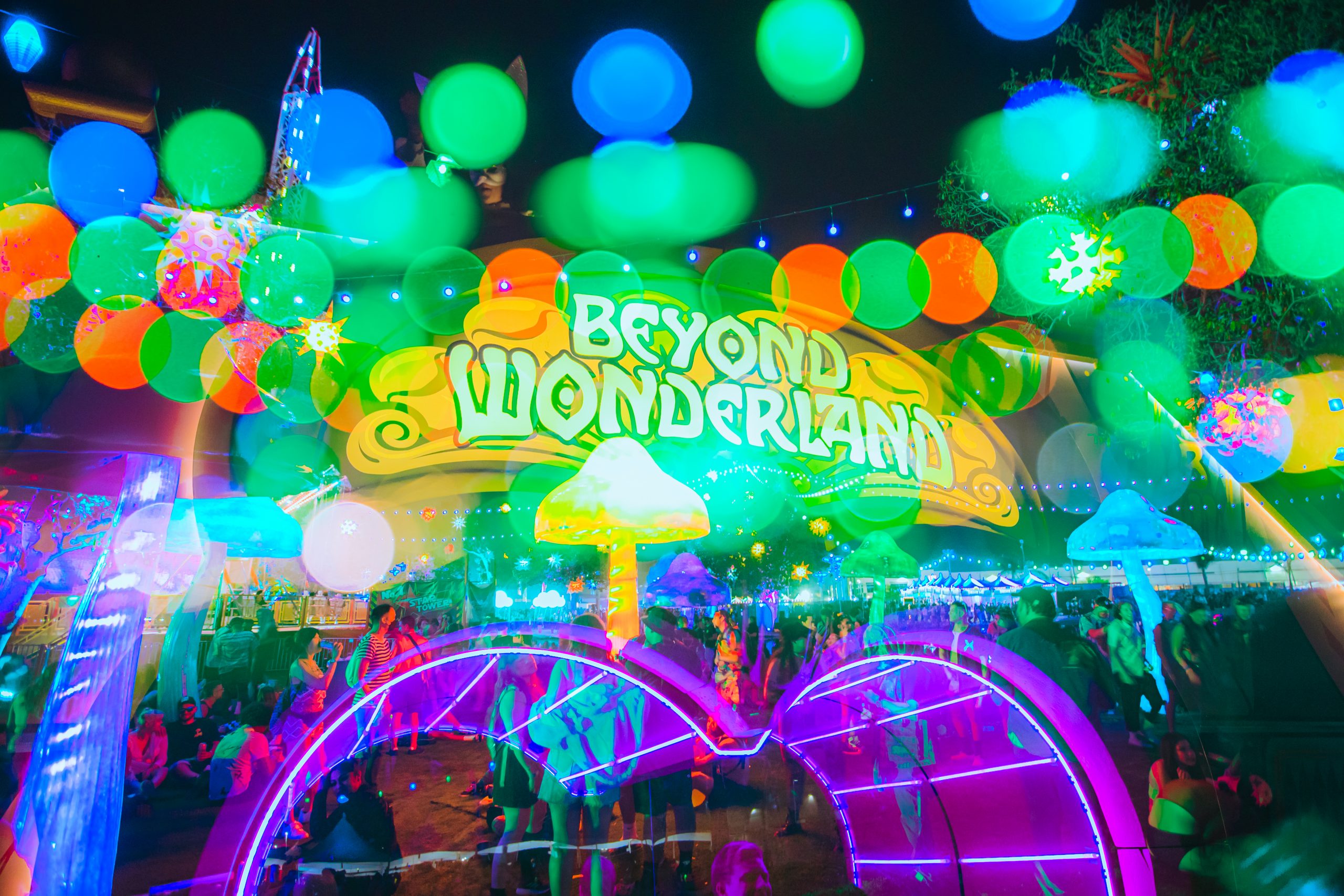 Oh the time is slipping away as the - Beyond Wonderland