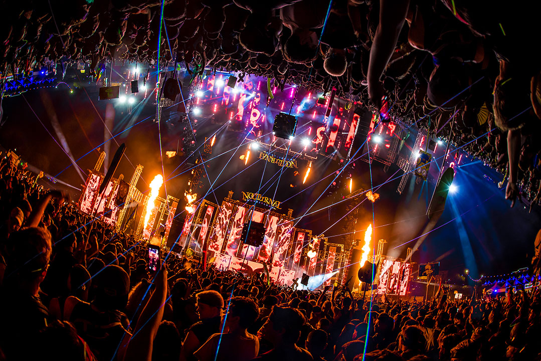 Crowds and lasers at Wolves' Den