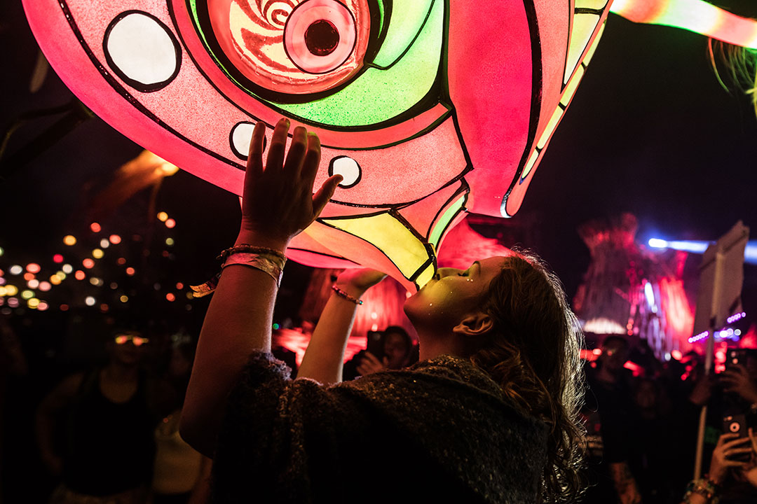 A Headliner kissing the caterpillar puppet