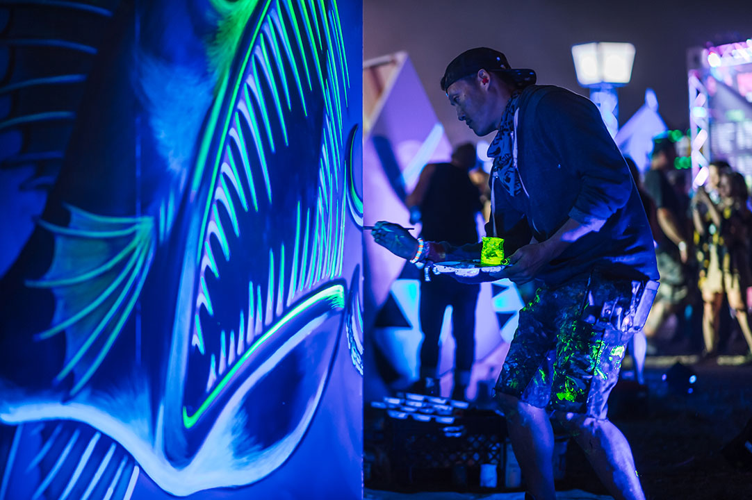 An artist doing live painting