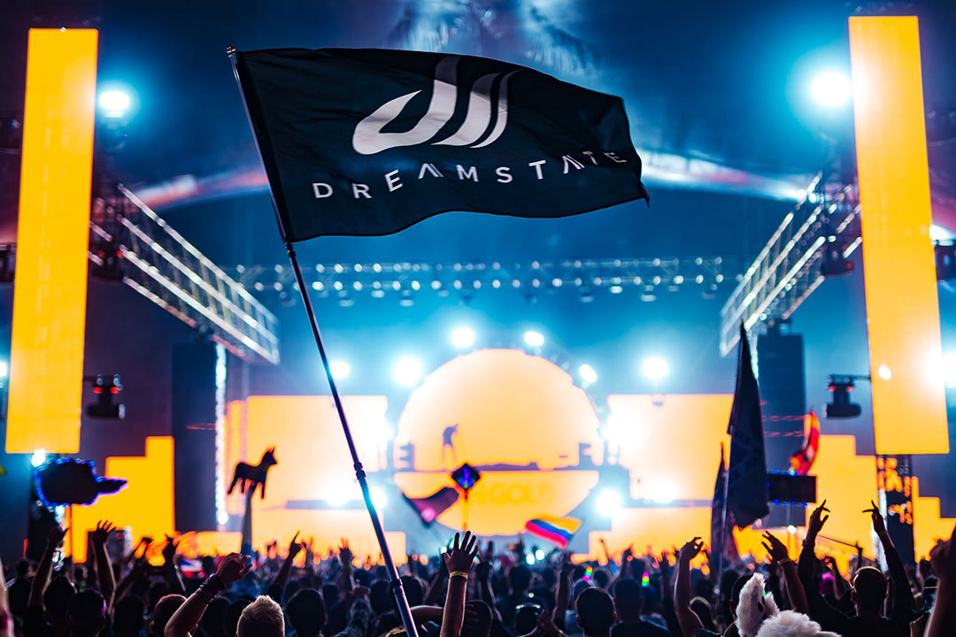 A Dreamstate flag waves over the crowd