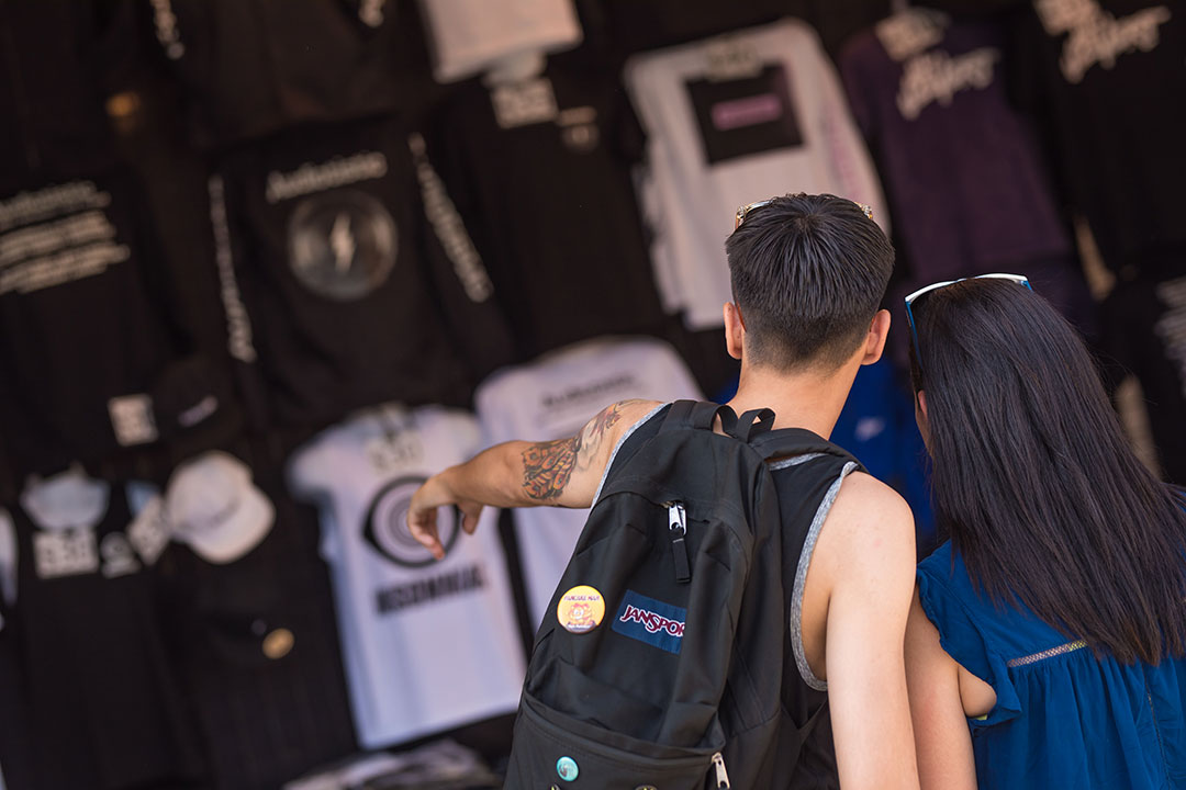 Headliners peruse the merch
