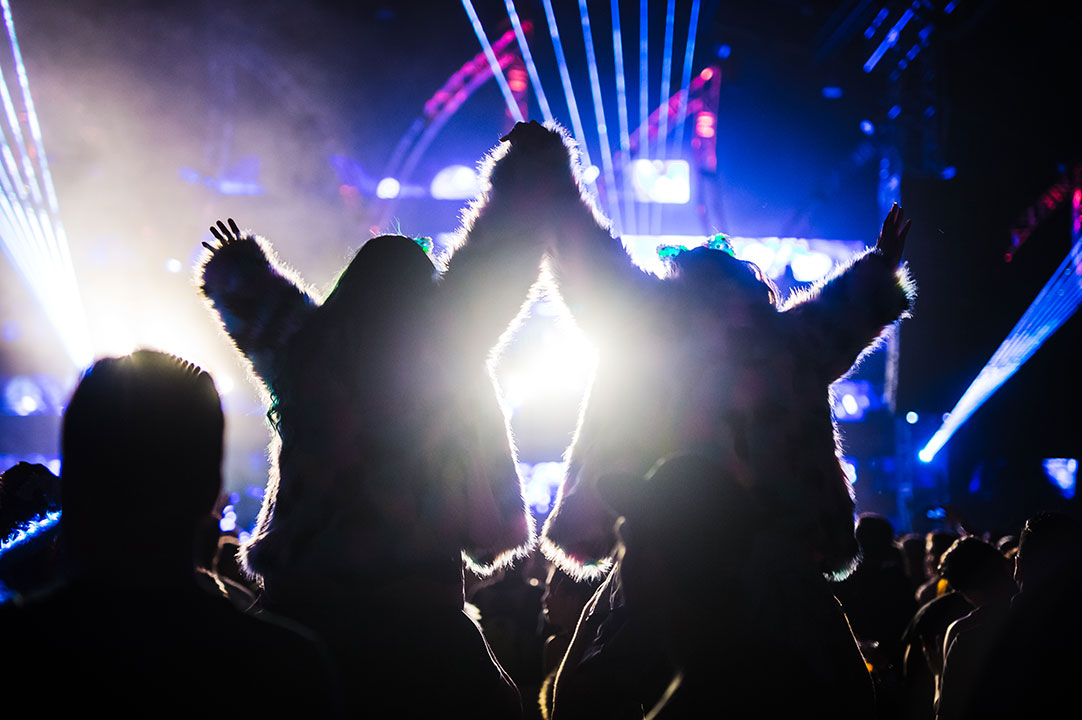Two Headliners hold hands