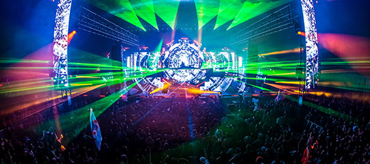 Lasers shoot out over the crowd from the stage