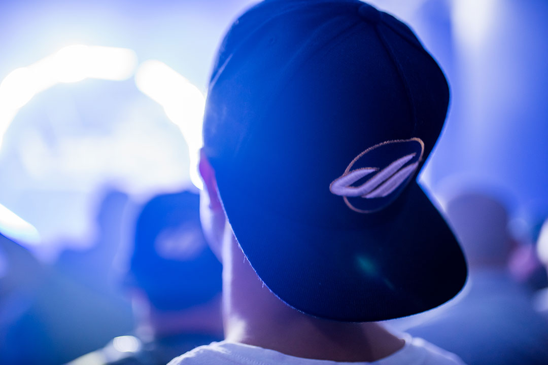 A Headliner wearing a Dreamstate hat