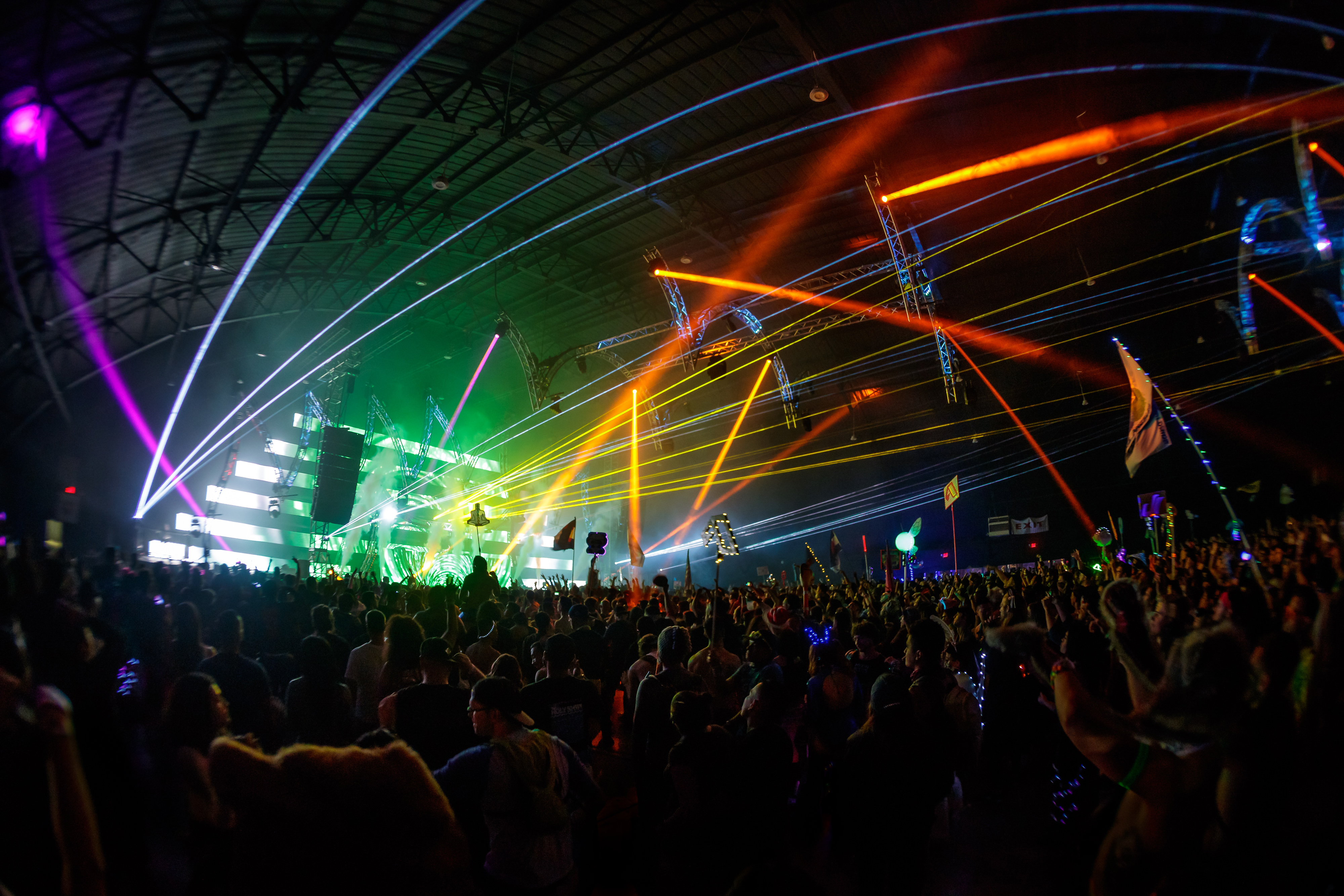Multicolored lasers from the stage