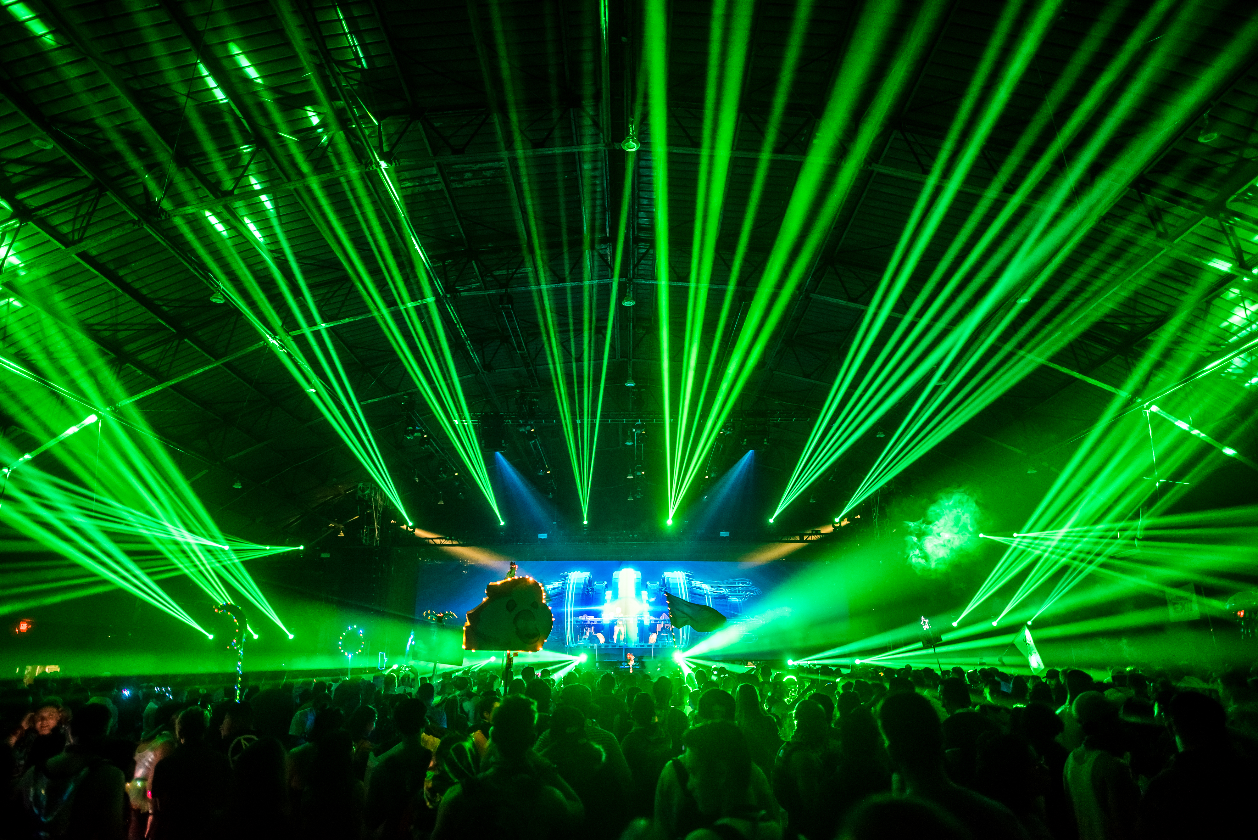 Green lasers over the stage