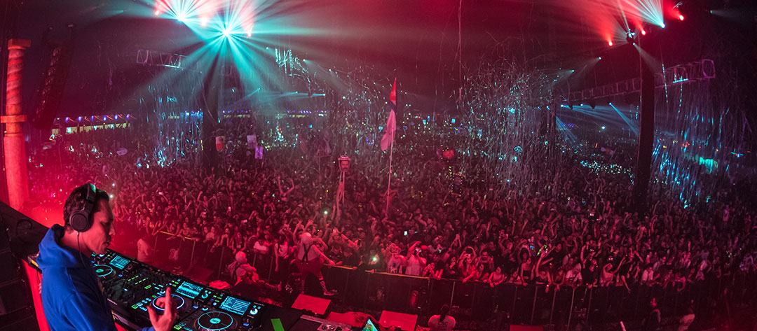 Tiësto at the decks