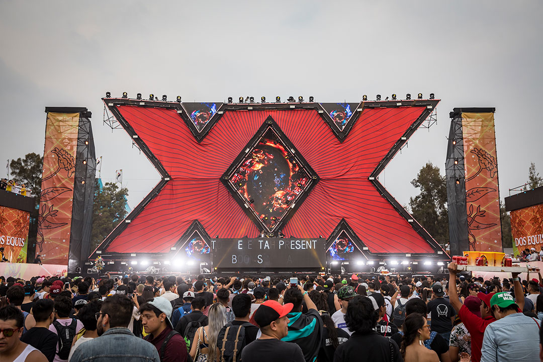 Giant Xs at the Dos Equis stage