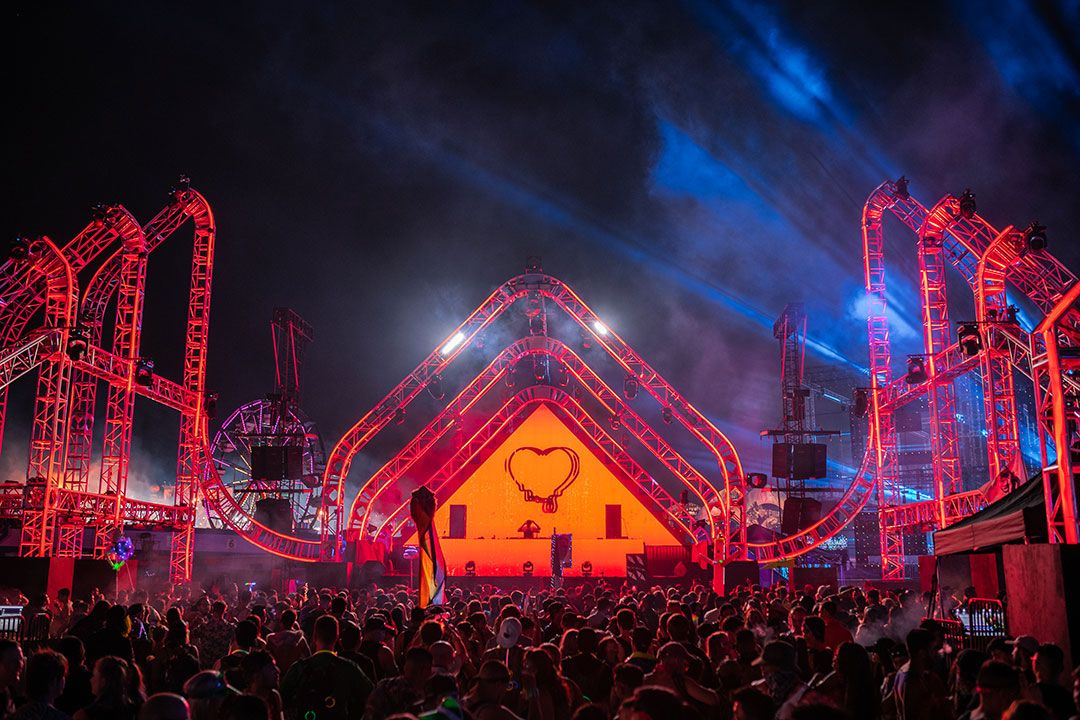 The stereoBLOOM stage glows red