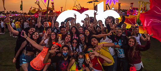 Smiling Headliners