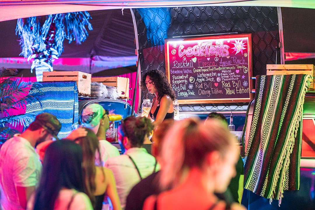 Enjoy alcoholic & non-alcoholic drinks at various beverage stands.