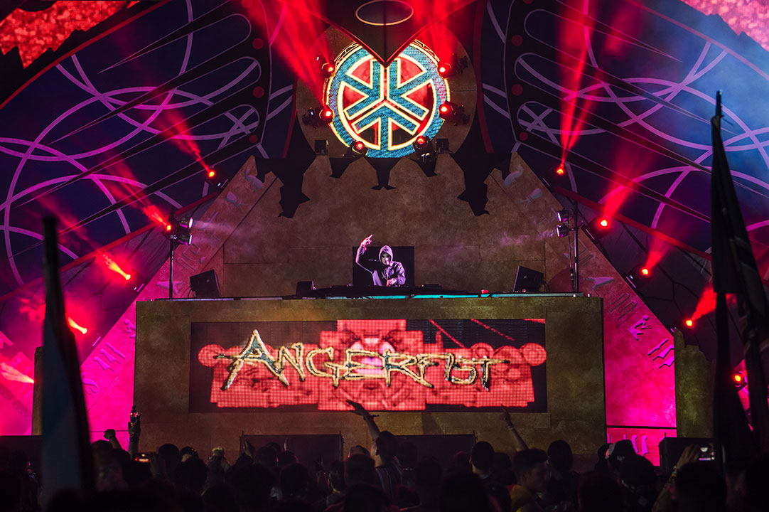 Angerfist playing wasteLAND