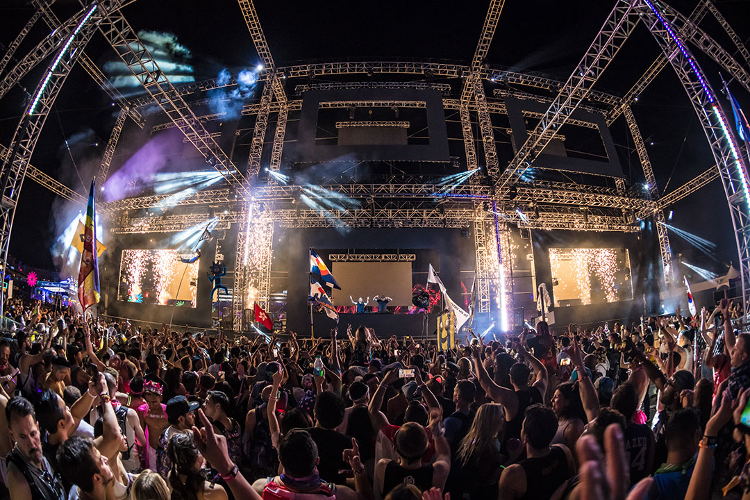 A crowd at the stage