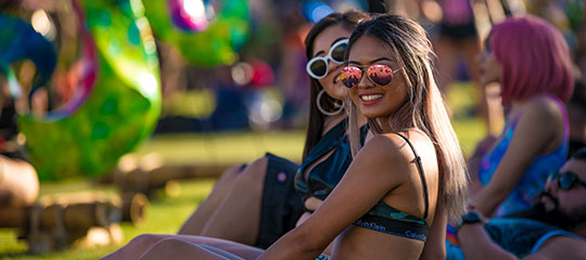 Dos mujeres en gafas de sol
