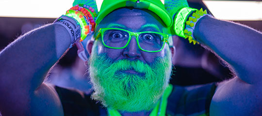 Un hombre con una barba verde.