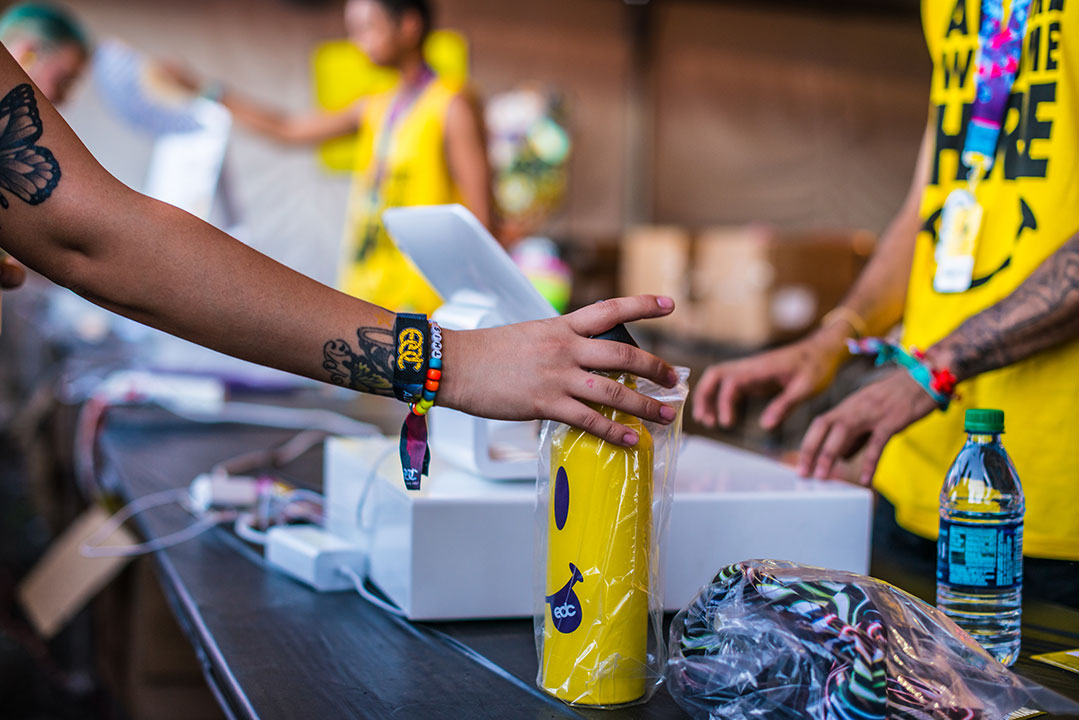 Someone buying an EDC water bottle