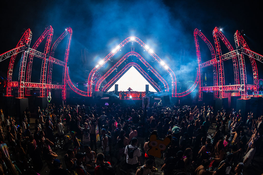 Glowing lights at the stereoBLOOM stage