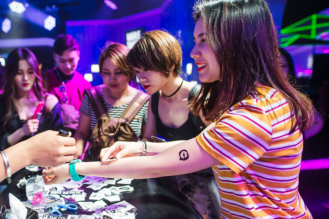 Headliners putting on temporary tattoos