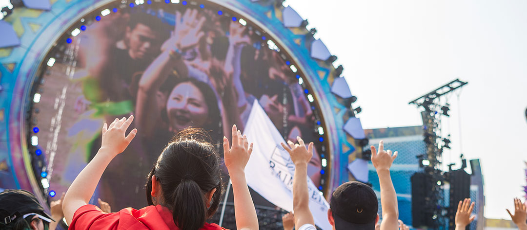 Headliners appear onscreen onstage