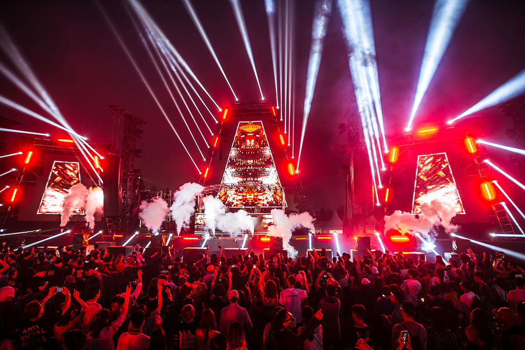 Red lights on circuitGROUNDS