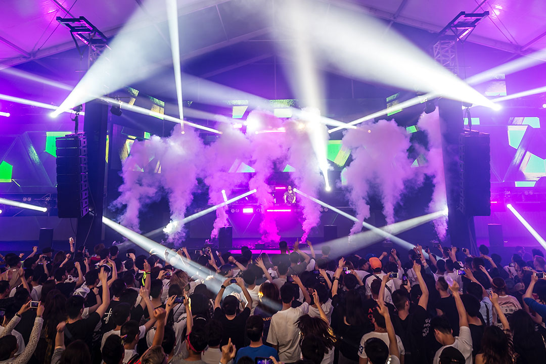 Smoke and lights at bassPOD