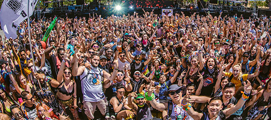 A crowd of happy Headliners