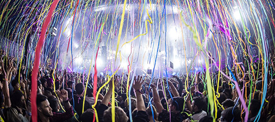 Streamers raining over the crowd