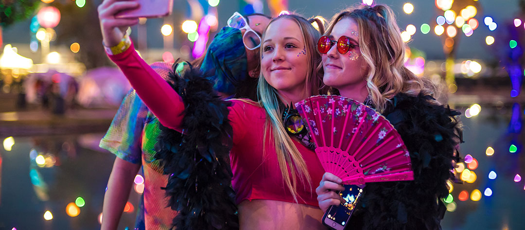Women with a fan and a boa
