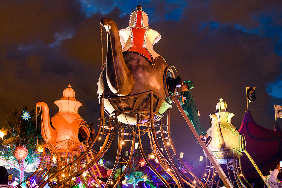 Headliners kiss in a teapot