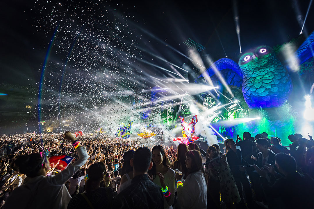 Enjoy the best views of the stage from our raised VIP viewing deck.