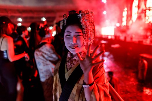 A Headliner in traditional Japanese dress and makeup