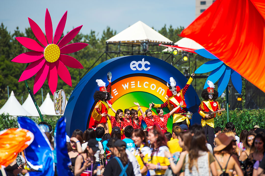 Headliners pose in front of the welcome sign