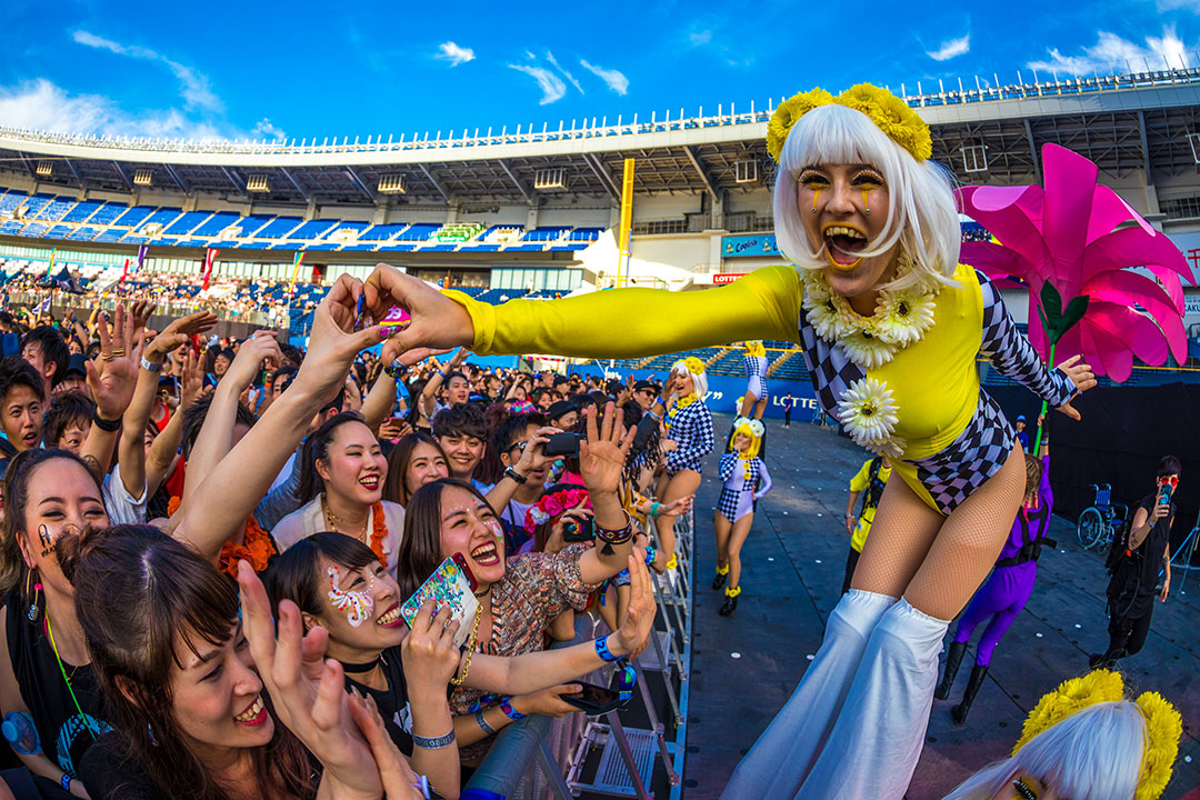 A performer makes a hand heart with a Headliner