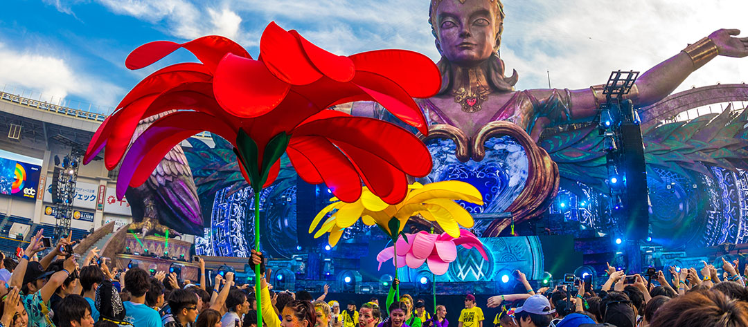 Giant flowers above the crowd