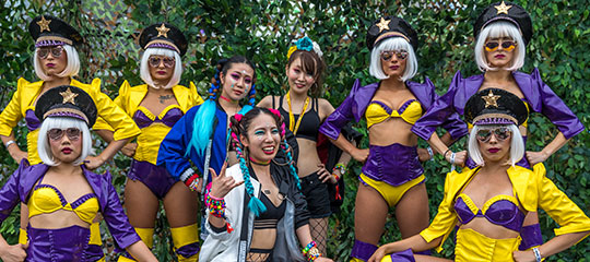 Performers pose with Headliners
