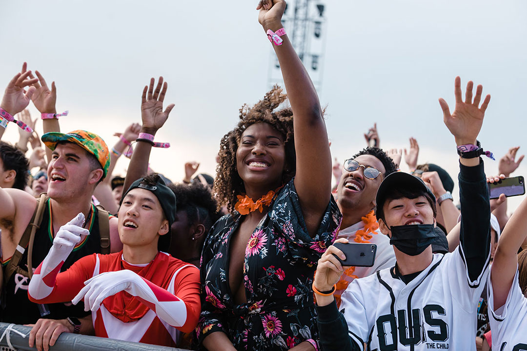 Dedicated Headliners make their way to the front row for an up-close view.