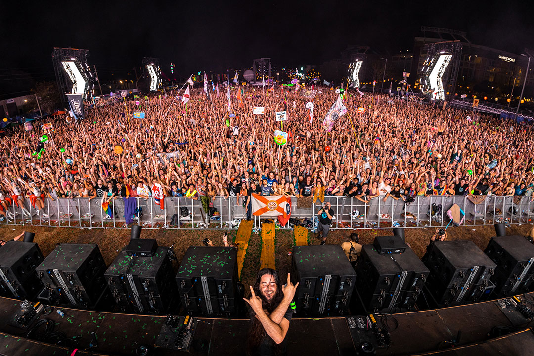 DJ and the crowd