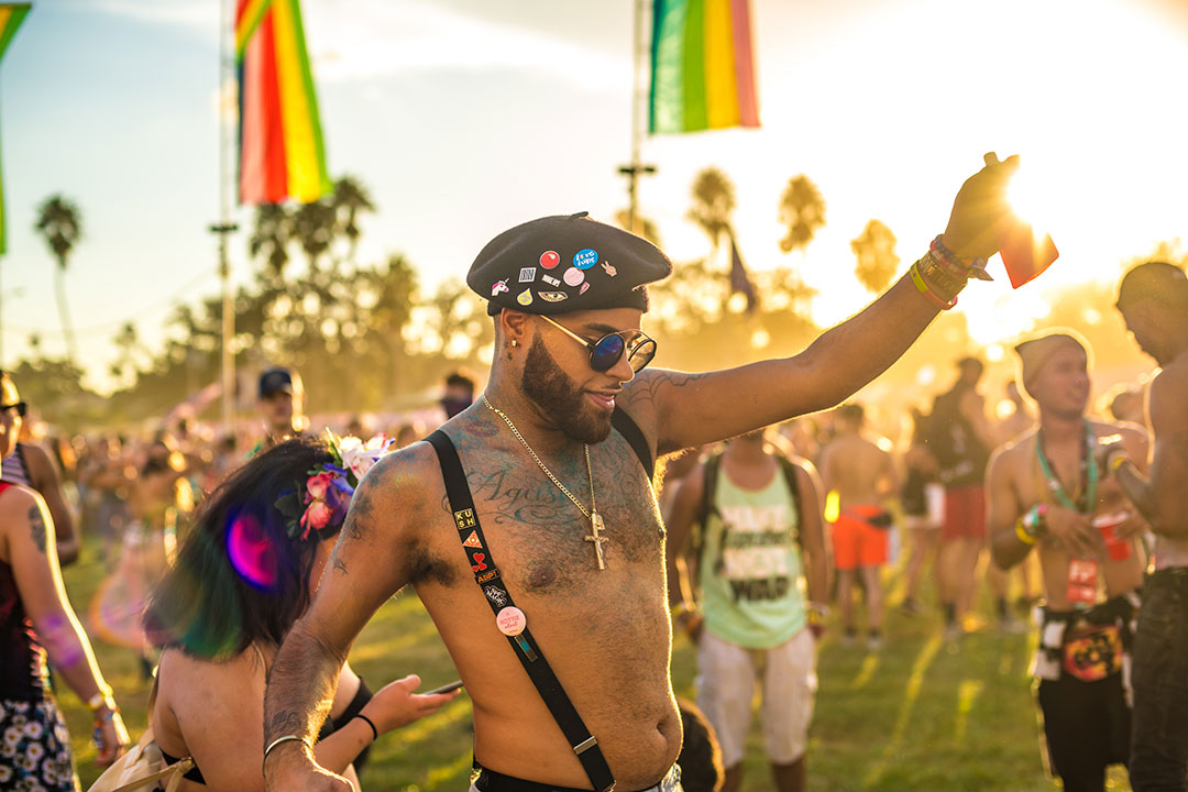 Headliner dancing
