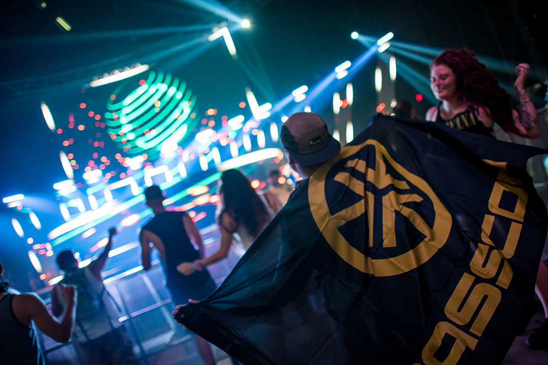 headliner with basscon flag