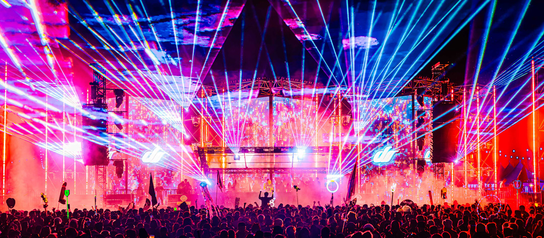 crowd with dreamstate flag