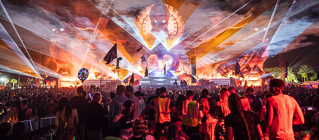 Headliners watch the show from their Exclusive Black Owl Diamond Suite